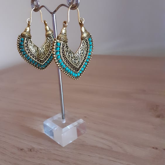 VINTAGE BOHO CARVED ANTIQUE GOLD AND TURQUOISE HOOP STYLE EARRINGS.