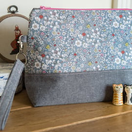 Project bag - a generously sized zipped pouch with detachable wristlet