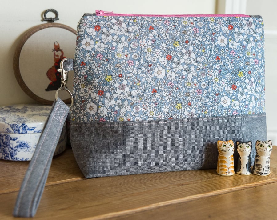 Project bag - a generously sized zipped pouch with detachable wristlet