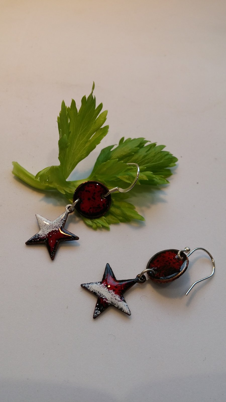 Christmas star earrings in red and white