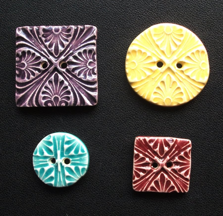 Set of four patterned ceramic buttons 