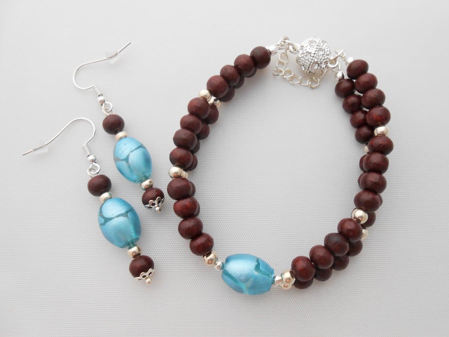 Wood & blue Indian glass jewellery set.