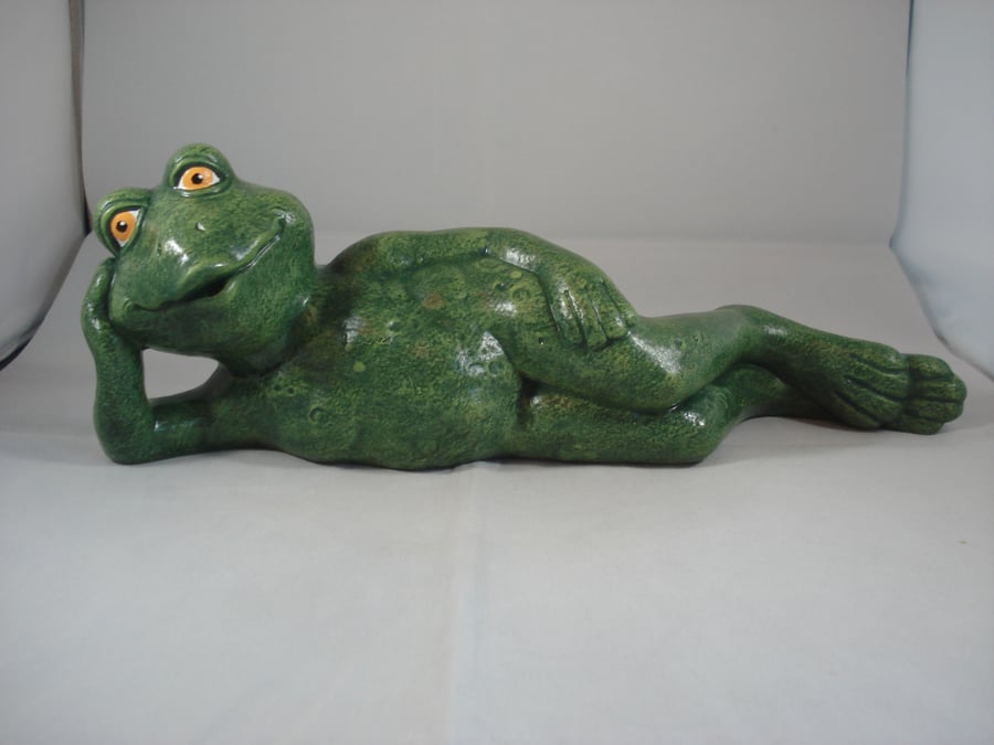 Green Ceramic Novelty Garden Pond Amphibian Frog Figurine Ornament Decoration.