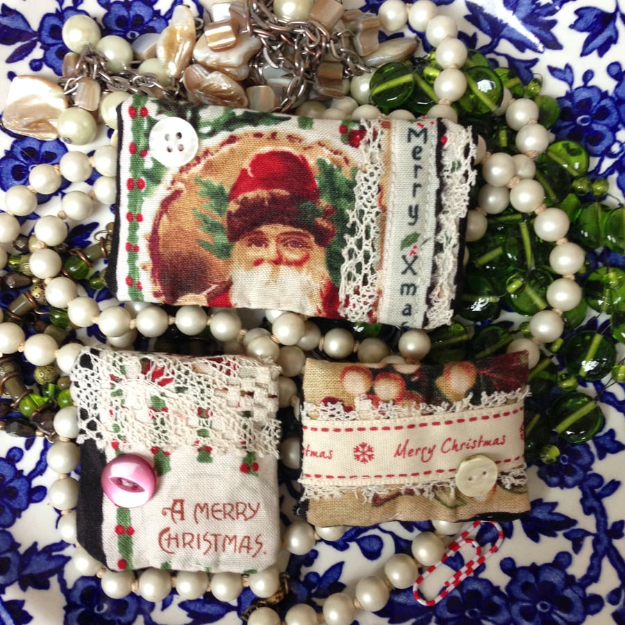 Set of three gingerbread scented mini Christmas sachets 