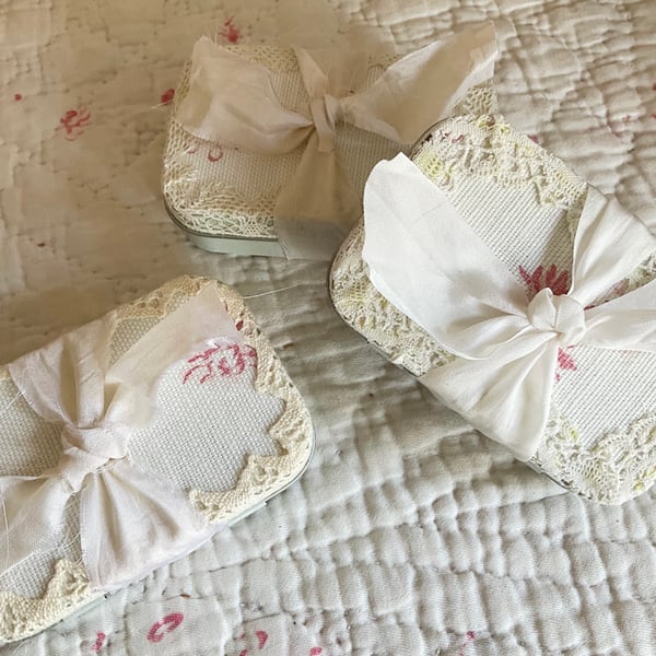 Mini Sewing tin with Suffolk puffs pattern and kit