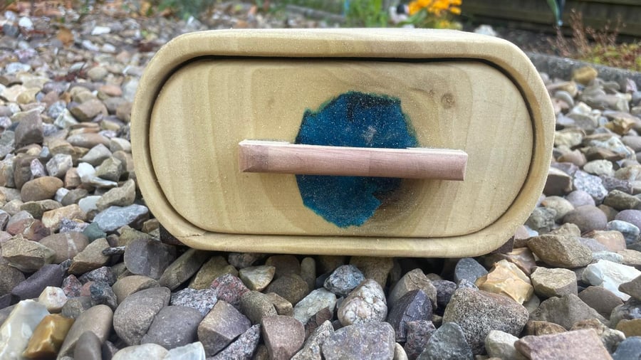 Hey, design lovers and laughter enthusiasts!  Ready to discover a box that’s as 