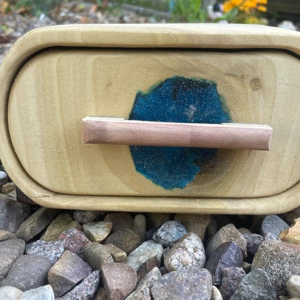 Hey, design lovers and laughter enthusiasts!  Ready to discover a box that’s as 