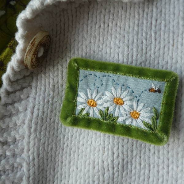 Daisies and Bee - textile brooch 