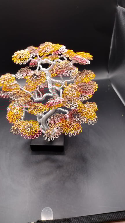 The leaning autumn tree 