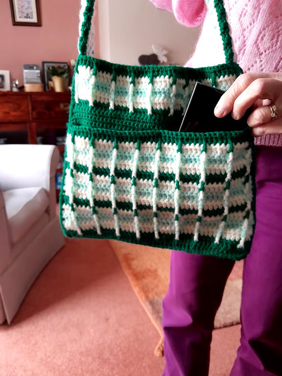 Crochet shoulder bag with pocket, in green and cream