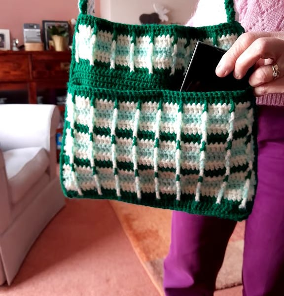 Crochet shoulder bag with pocket, in green and cream