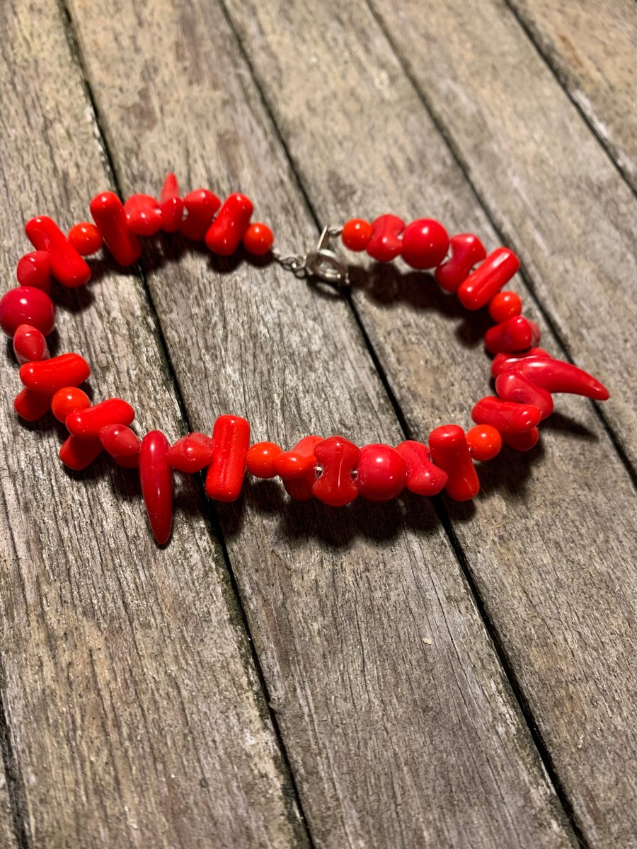 Red mixed shapes glass bead bracelet