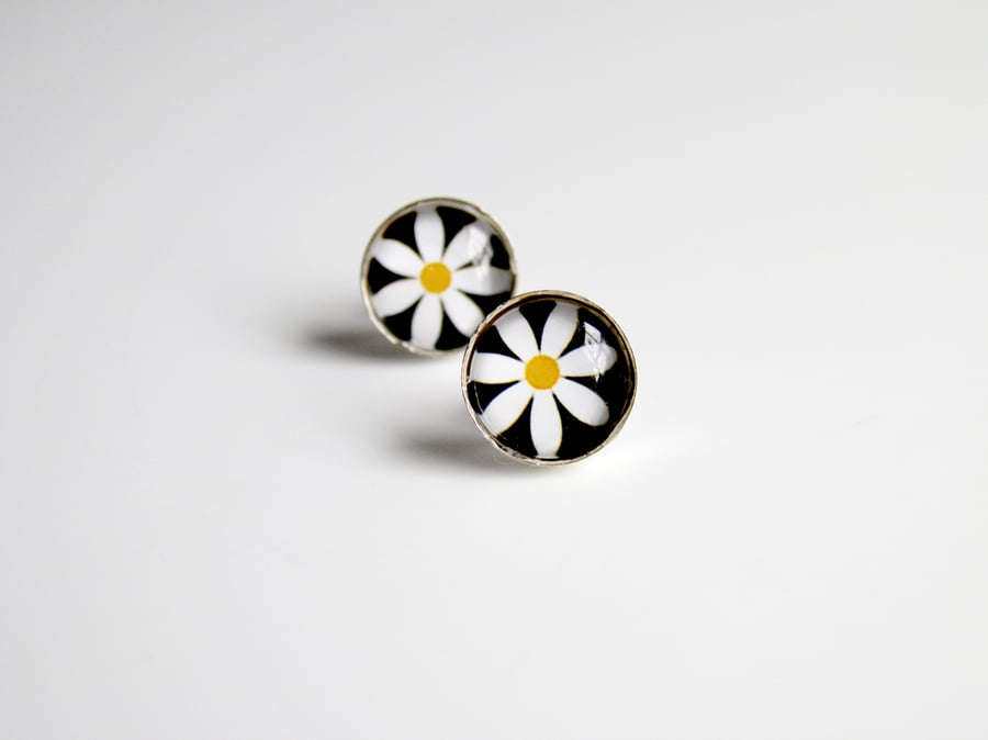 Sterling Silver Daisy Flower Glass Cabachon Post Earrings