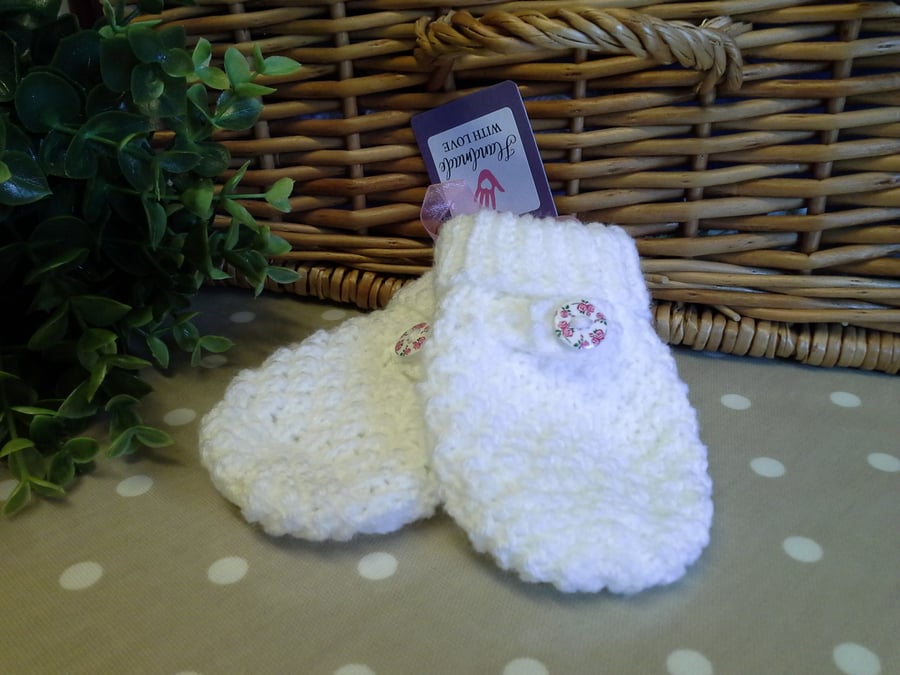 Baby  Girls Knitted Mittens  12 months plus
