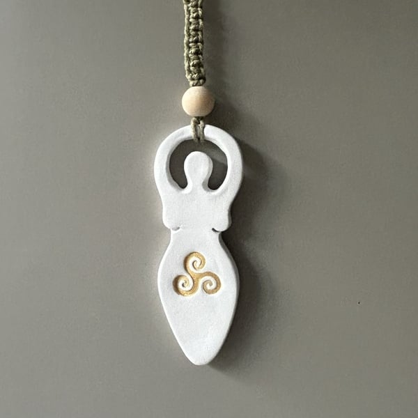 Essential Oil Diffuser - Celtic Triskelion Gaia Talisman for Car or Home