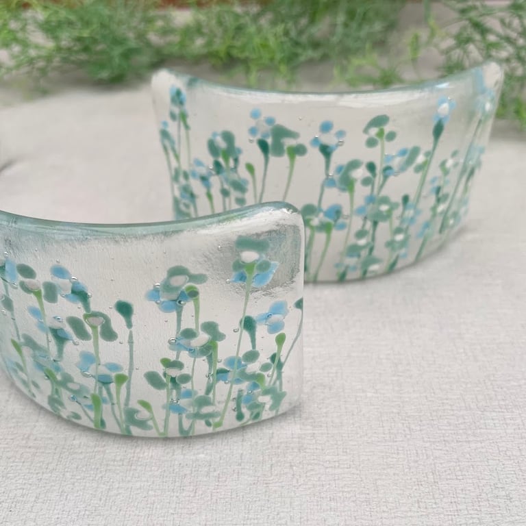 Fused glass mini curve - Forget me Nots - eau de nil