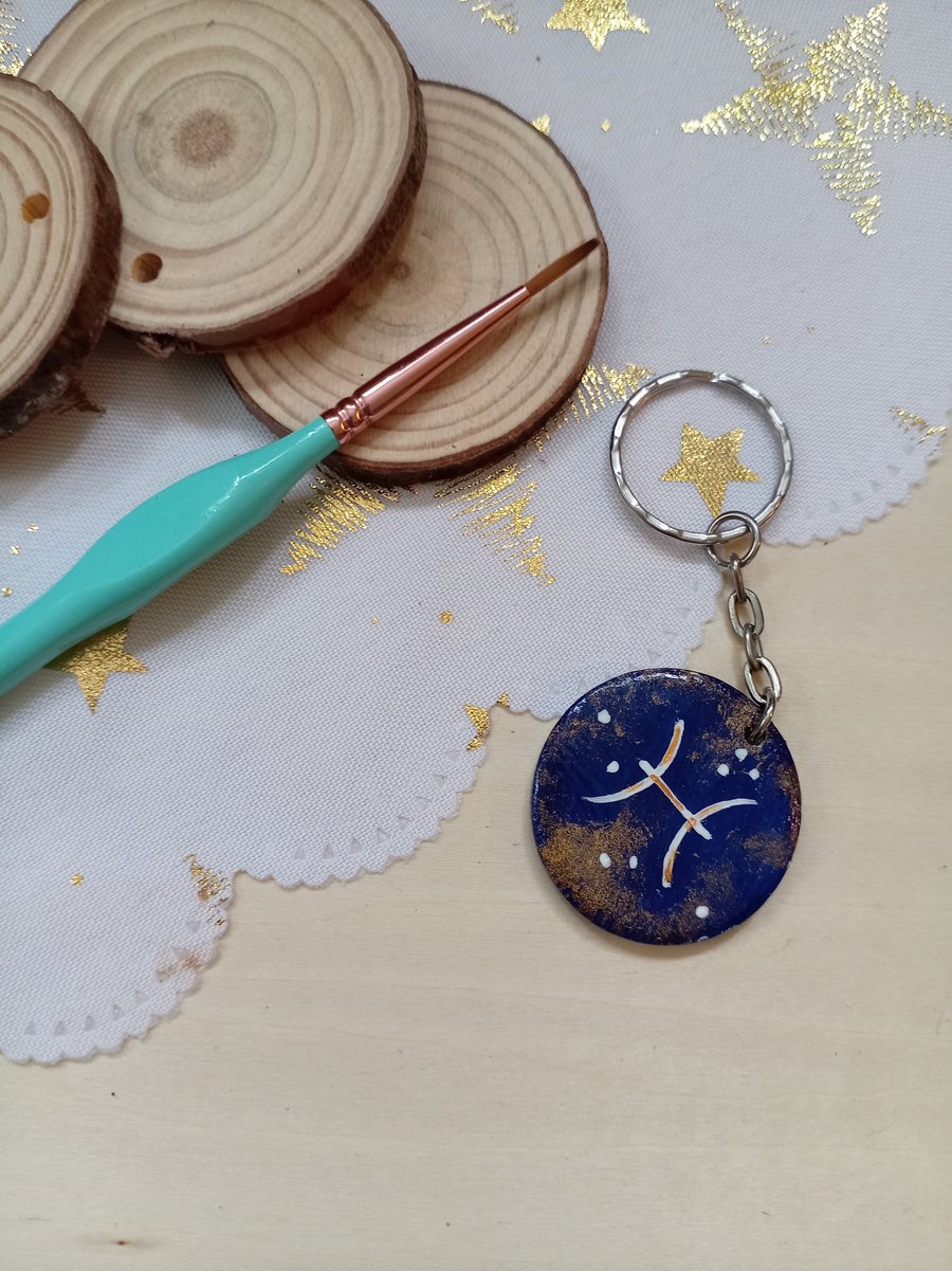 Wooden circular starsign pisces keyring