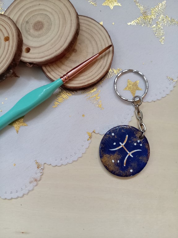 Wooden circular starsign pisces keyring