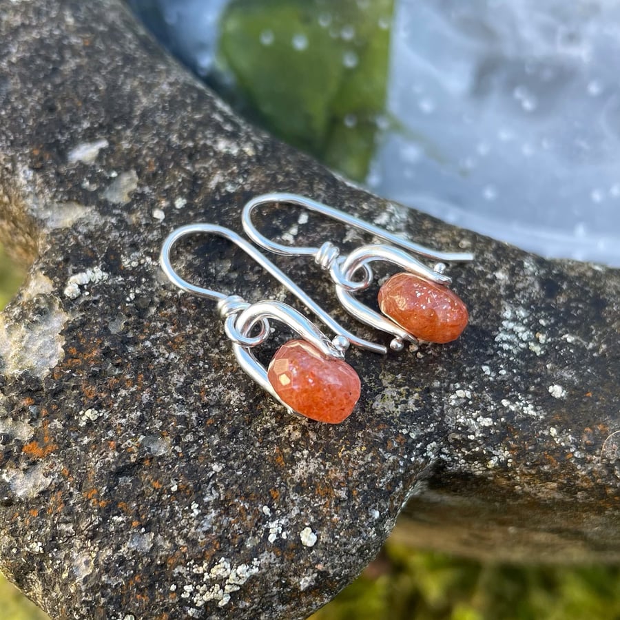Silver and sunstone small dangle earrings 