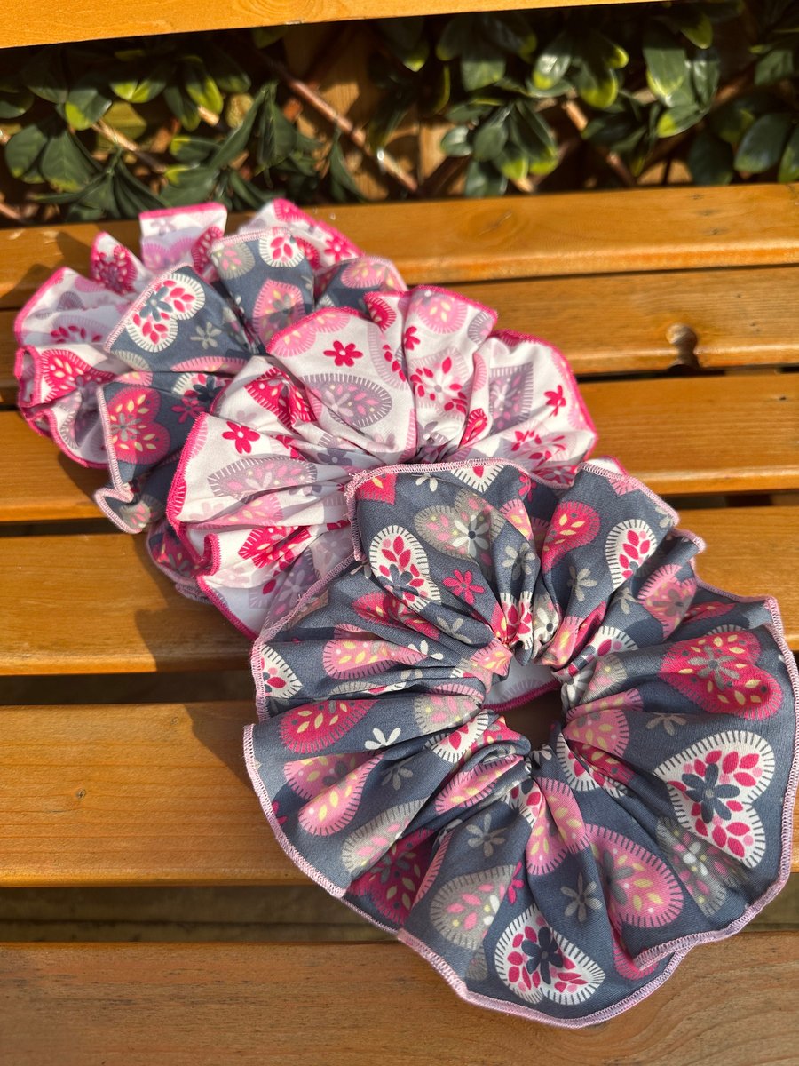 XXL Hearts Print Scrunchies, Thread Hem Oversized Scrunchies