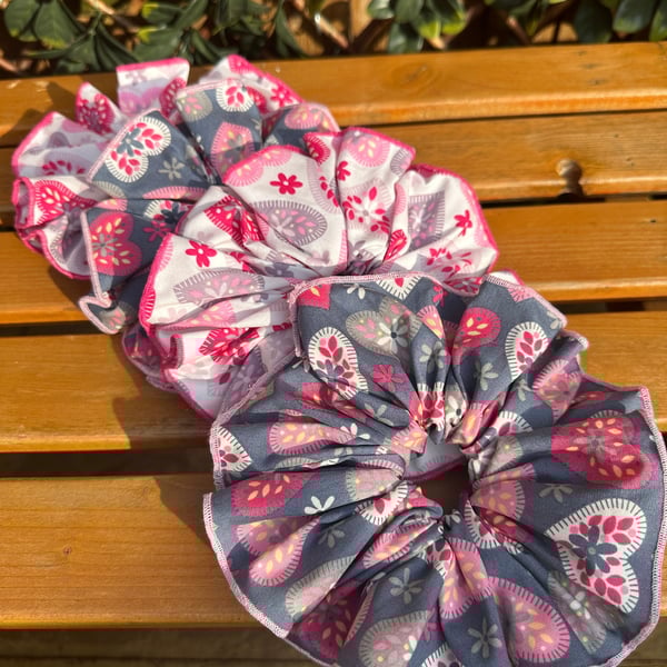 XXL Hearts Print Scrunchies, Thread Hem Oversized Scrunchies