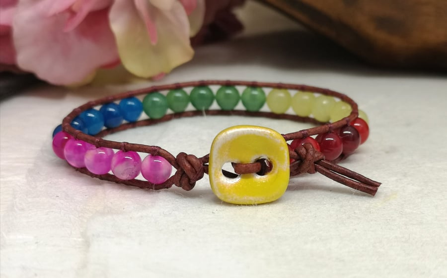 Multicoloured agate and yellow calcite leather bracelet with a ceramic button