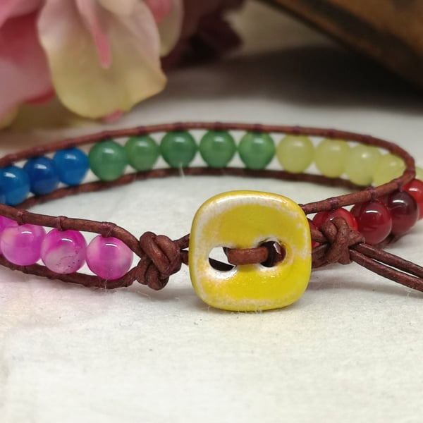 Multicoloured agate and yellow calcite leather bracelet with a ceramic button