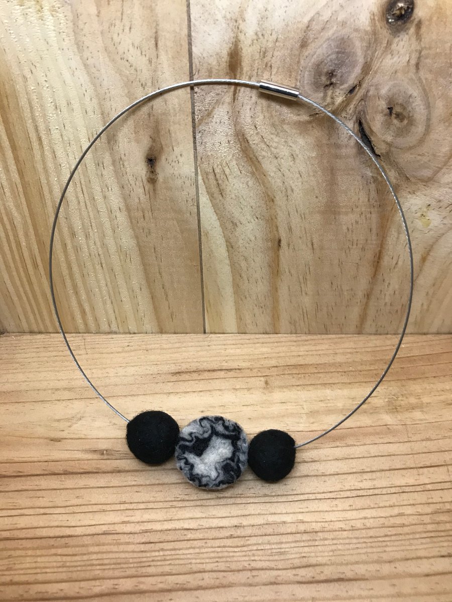  Felt Necklace. (271)