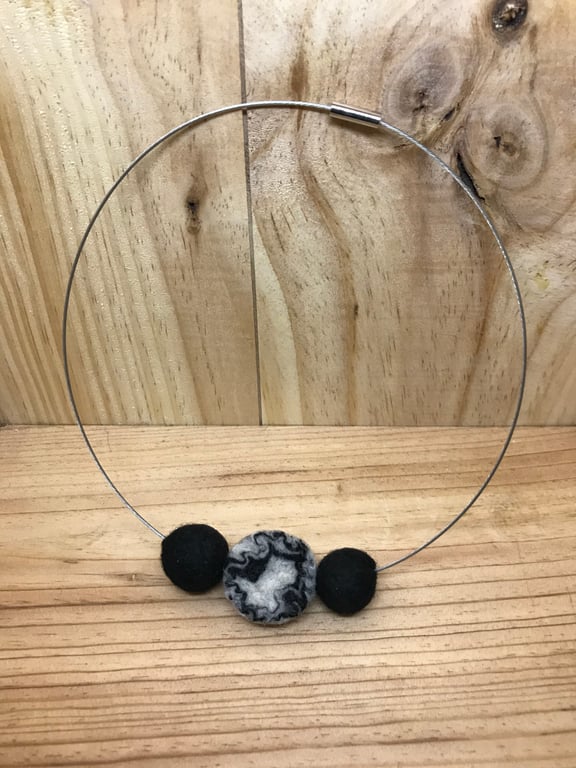  Felt Necklace. (271)