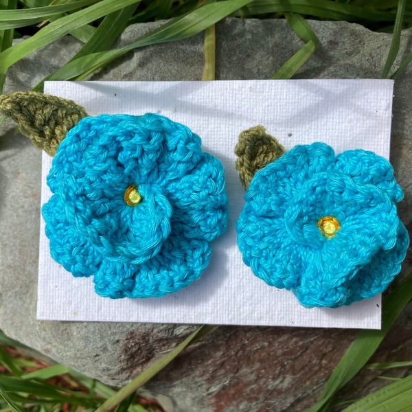 flower brooch crochet set of 2 pins and seeded paper wild flowers.