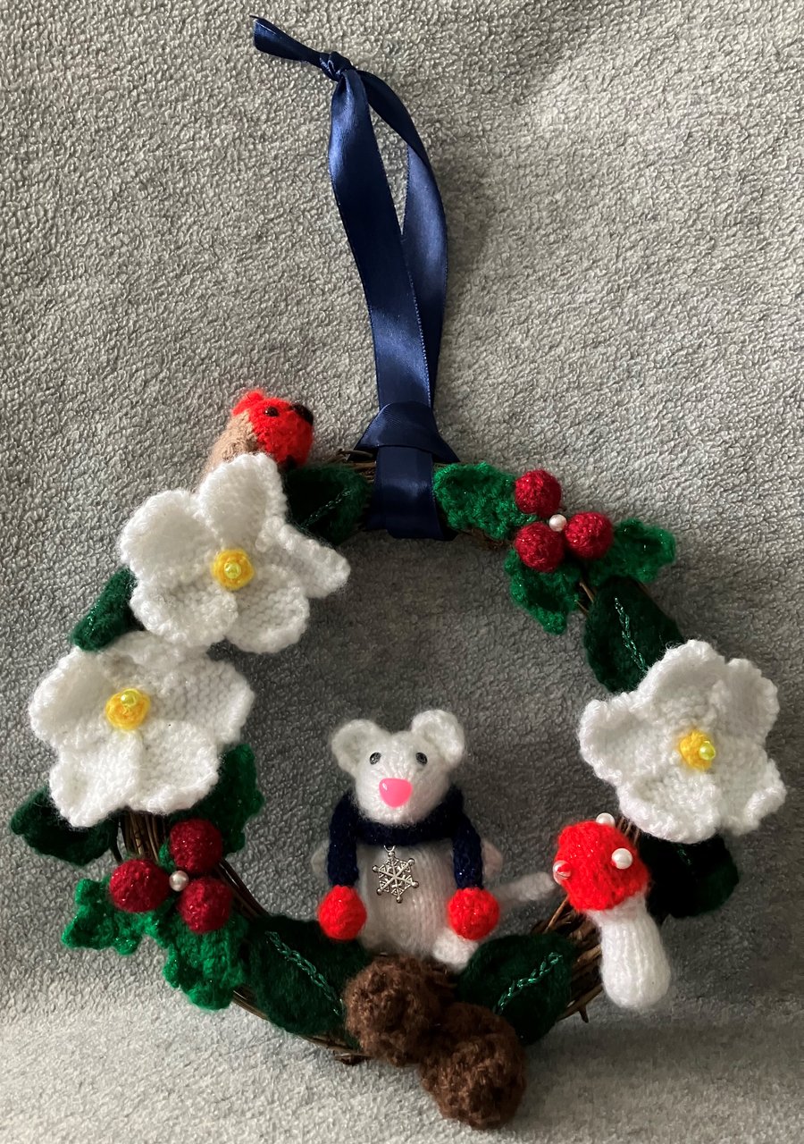 Wreath White Mouse in Winter design