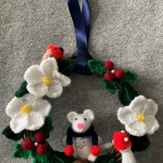 Wreath White Mouse in Winter design
