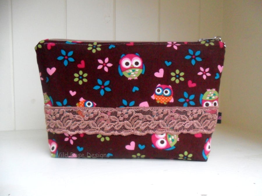 Make-up bag in brown owl print