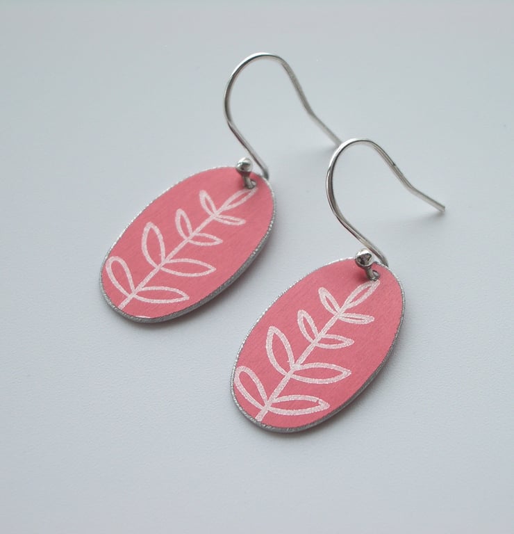 Leaf oval earrings in light red 