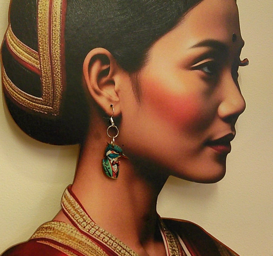 Kingfisher dressed with style. For true bird lovers. Earrings for style.