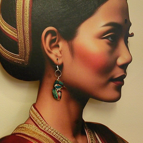 Kingfisher dressed with style. For true bird lovers. Earrings for style.