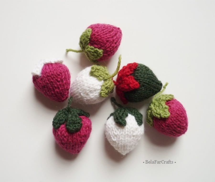 Knitted strawberries - Wedding favours - Cupcake toppers - Made to Order