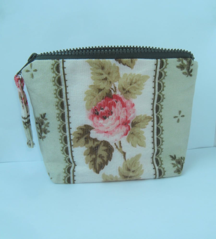 Make up bag in pink and green vintage fabric