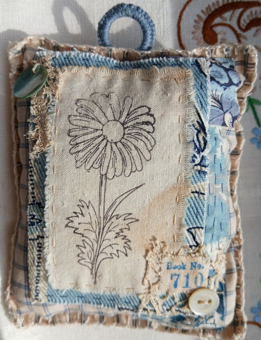 The lavender sachet with a daisy