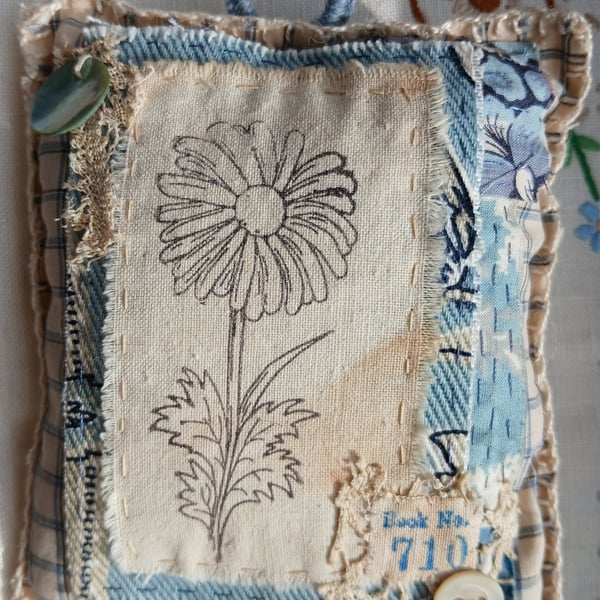 The lavender sachet with a daisy