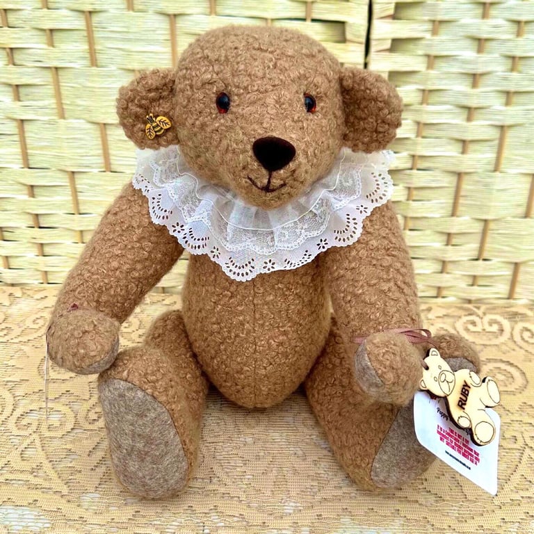 Ruby: Collectable Boucle Artist Bear 40cm (15,75”)