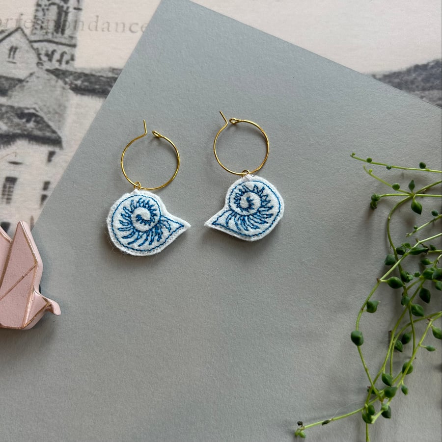 Seashell (one) embroidered hoop earrings 