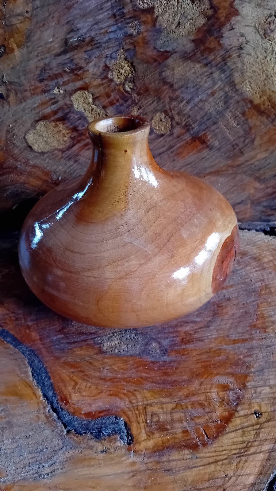Handturned vase. Lovely shape item no 1020