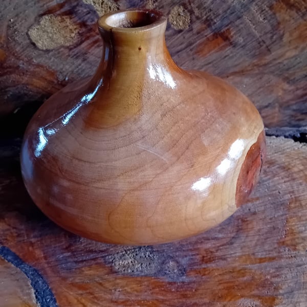 Handturned vase. Lovely shape item no 1020