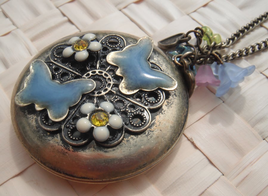 Vintage Style Opening Locket