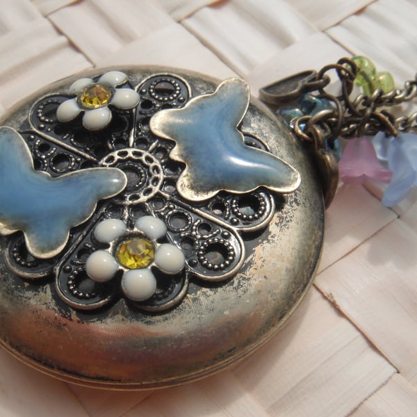 Vintage Style Opening Locket