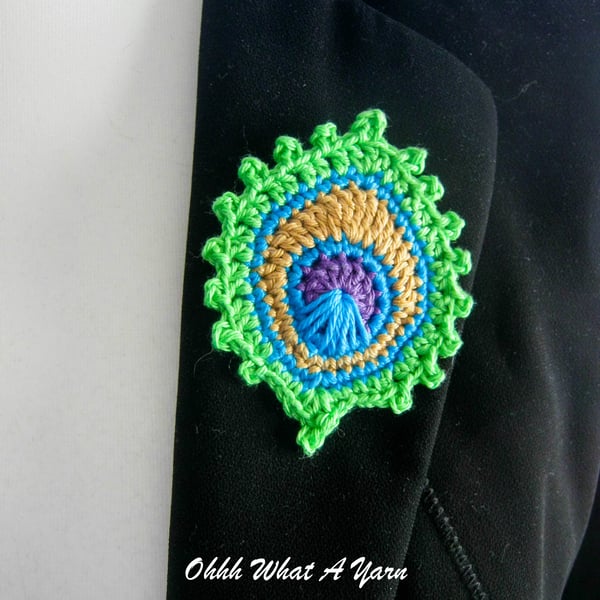 Crochet peacock feather brooch, peacock badge, peacock pin.