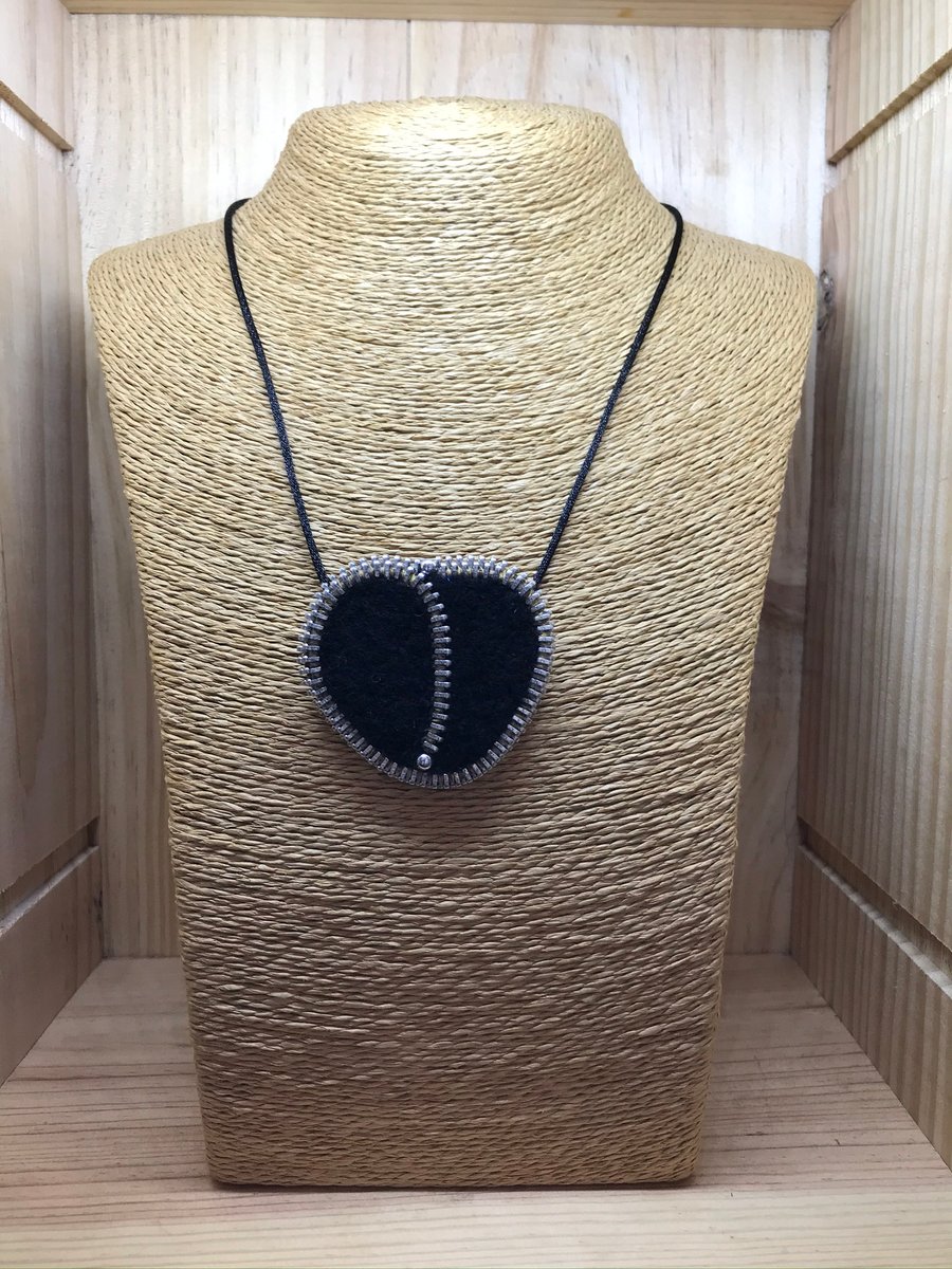  Felt Zip Necklace. (265)