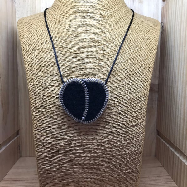  Felt Zip Necklace. (265)