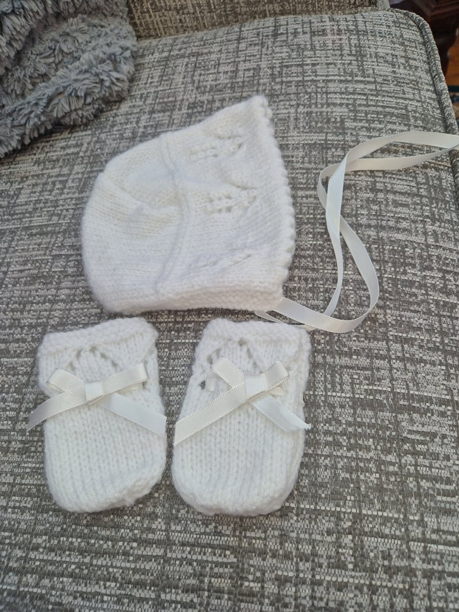 Hand knitted baby girls hat & mittens